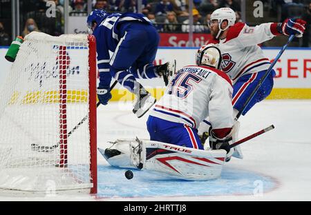 Montreal Canadiens' David Savard (58) tries to block New Jersey