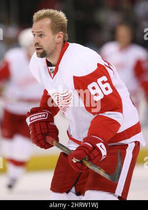https://l450v.alamy.com/450v/2hrw1wj/detroit-red-wings-tomas-holmstrom-warms-up-prior-to-taking-on-the-ottawa-senators-in-nhl-hockey-action-at-the-scotiabank-place-in-ottawa-on-saturday-oct-11-2008-the-canadian-presssean-kilpatrick-2hrw1wj.jpg