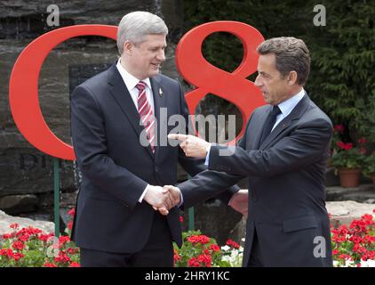 Canadian Prime Minister Stephen Harper welcomes French President Nicolas Sarkozy to the G8 Summit in Huntsville, Ont., on Friday June 25, 2010. THE CANADIAN PRESS/Adrian Wyld