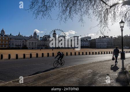 LONDON, UK. 25  February, 2022. A cyclist rides past Horse guards in the warm sunshine in London. Credit: amer ghazzal/Alamy Live News Stock Photo