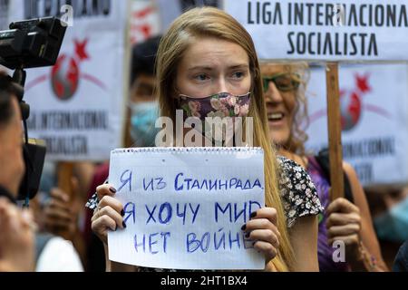 Ciudad de Buenos Aires, Argentina. 25th Feb, 2022. Protester at the Embassy of the Russian Federation at the rally for a No to War in Ukraine. (Credit Image: © Esteban Osorio/Pacific Press via ZUMA Press Wire) Stock Photo
