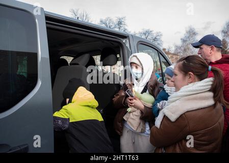 Przemysl, Warsaw, Poland. 26th Feb, 2022. Ukrainian refugees board a van after arriving to Przemysl on February 26, 2022 in Przemysl, Poland. Poland set up reception centers as Ukrainian citizens flee their country from war. (Credit Image: © Aleksander Kalka/ZUMA Press Wire) Stock Photo