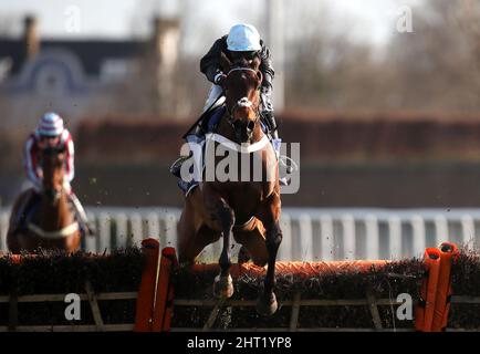 Russian Ruler ridden by Nico de Boinville in action during The Sky Bet Dovecote NovicesÕ Hurdle at Kempton Park racecourse. Picture date: Saturday February 26, 2022. Stock Photo