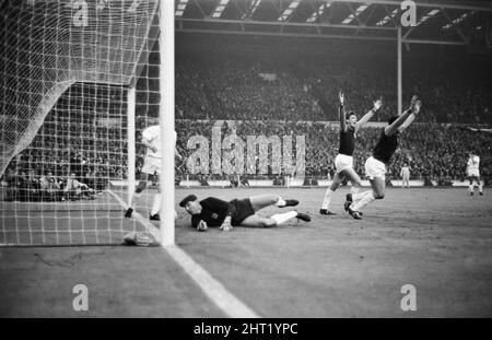 European Cup Winners Cup Final at Wembley Stadium. West Ham United 2 v 1860 Munich 0. West Ham's Alan Sealey celebrates with Martin Peters after scoring his second goal in two minutes. 19th May 1965. Stock Photo