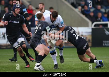 NEWCASTLE UPON TYNE, FEB 26TH Bath's Mike Williams carries the ball during the Gallagher Premiership match between Newcastle Falcons and Bath Rugby at Kingston Park, Newcastle on Saturday 26th February 2022. (Credit: Michael Driver | MI News) Credit: MI News & Sport /Alamy Live News Stock Photo