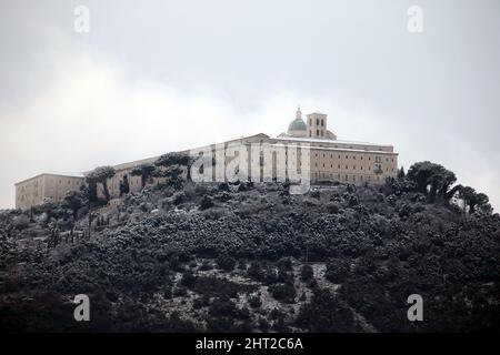 Cassino, Italia. 26 febbraio 2022. Weather in central Italy, the abbey of Montecassino with snow. Credit: Antonio Nardelli / Alamy Live News Stock Photo