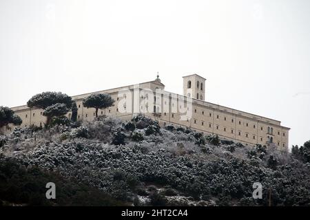 Cassino, Italy. February 26, 2022. Weather in central Italy, the abbey of Montecassino with snow. Credit: Antonio Nardelli / Alamy Live News Stock Photo