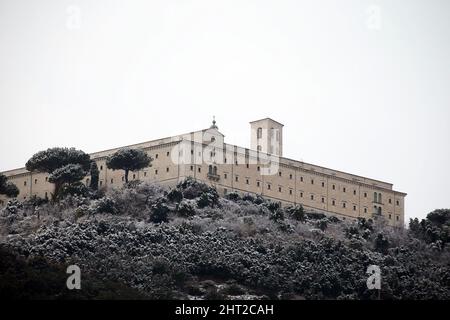 Cassino, Italia. 26 febbraio 2022. Weather in central Italy, the abbey of Montecassino with snow. Credit: Antonio Nardelli / Alamy Live News Stock Photo
