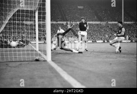 European Cup Winners Cup Final at Wembley Stadium. West Ham United 2 v 1860 Munich 0. West Ham's Alan Sealey cracks home his second goal in two minutes to kill Munich's hopes as Martin Peters looks on. 19th May 1965. Stock Photo