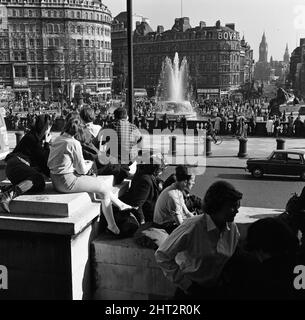 The crowds in Trafalgar Square, London, enjoying a heatwave in March. 29th March 1965. Stock Photo