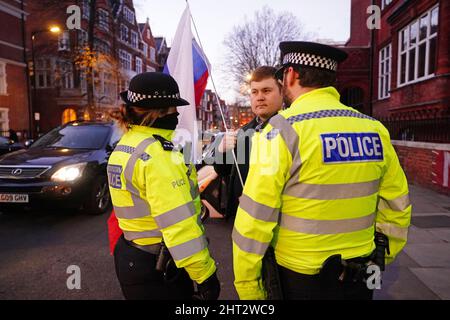 Police speak to a person taking part in a demonstration outside the Russian Embassy in Kensington Palace Gardens, west London, to denounce the Russian invasion of Ukraine. Picture date: Saturday February 26, 2022. Stock Photo