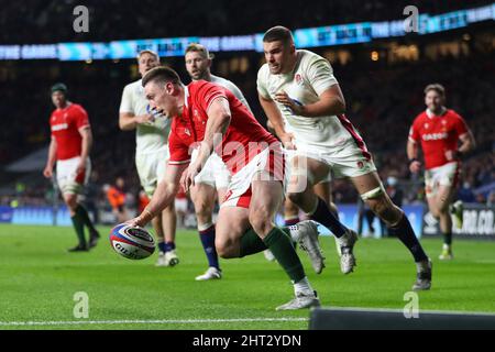London, UK. 26th Feb, 2022. Josh Adams of Wales scores his teams 1st try. Guinness Six Nations championship 2022 match, England v Wales at Twickenham Stadium in London on Saturday 26th February 2022. pic by Andrew Orchard/Andrew Orchard sports photography/ Alamy Live News Credit: Andrew Orchard sports photography/Alamy Live News Stock Photo