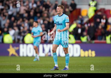 LONDON, UK. FEB 26TH Dan Burn of Newcastle celebrates during the Premier League match between Brentford and Newcastle United at the Brentford Community Stadium, Brentford on Saturday 26th February 2022. (Credit: Federico Maranesi | MI News) Credit: MI News & Sport /Alamy Live News Stock Photo