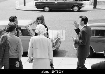 Life at the Top, 1965 film, on location filming around The Economist building in St James, London, SW1, Sunday 25th July 1965. The film stars Laurence Harvey, who reprises the role of Joe Lampton in a sequel to 1959 film Room at the Top.  Our picture shows ....  Terence Stamp and Jean Shrimpton, who met Laurence Harvey for a chat during a break in filming. Stock Photo