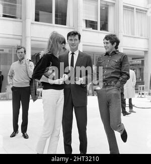 Life at the Top, 1965 film, on location filming around The Economist building in St James, London, SW1, Sunday 25th July 1965. The film stars Laurence Harvey, who reprises the role of Joe Lampton in a sequel to 1959 film Room at the Top.  Our picture shows ....  Laurence Harvey with friends Terence Stamp and Jean Shrimpton, who met him for a chat during a break in filming. Stock Photo