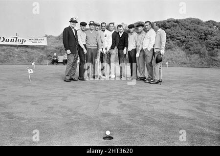 1965 USA Ryder Cup Team, at the Royal Birkdale Golf Club in Southport, 5th October 1965. The 16th Ryder Cup matches were held 7th to 9th October 1965, The United States team captained by Byron Nelson and won the competition by a score of 19.5 to 12.5 points. Billy Casper 6th from left. Stock Photo