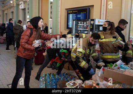 Przemysl, Warsaw, Poland. 26th Feb, 2022. Polish firefighters distribute food and drinks to Ukrainian citizen arriving by train to Przemysl main station from Ukraine. Poland set up reception centers as Ukrainian citizens flee their country from war. (Credit Image: © Aleksander Kalka/ZUMA Press Wire) Stock Photo