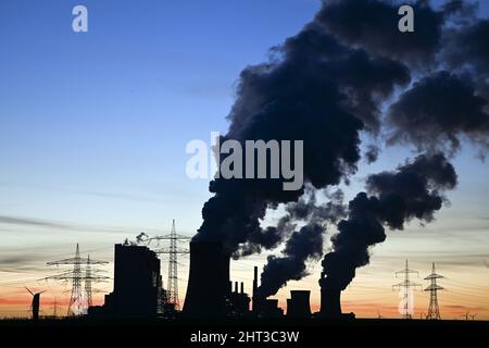 Rommerskirchen, Germany. 26th Feb, 2022. The sun has set behind the Neurath lignite-fired power plant. Sunny, mild and dry: People in North Rhine-Westphalia can look forward to friendly weather on Sunday and at the start of the week. Credit: Federico Gambarini/dpa/Alamy Live News Stock Photo