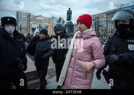 Moscow, Russia. 24th of February, 2022 Police officers detain people during a protest against Russia's invasion of Ukraine at Moscow's Pushkinskaya Square Credit: Nikolay Vinokurov/Alamy Live News Stock Photo