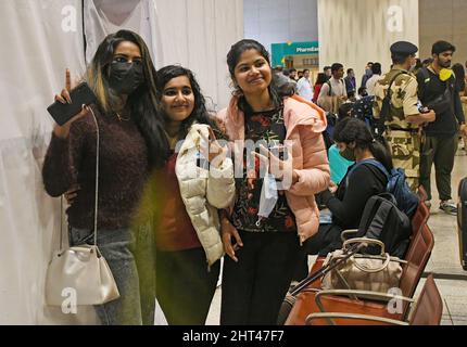 indian students pose for photos while showing victory signs at chhatrapati shivaji maharaj international airport csmia indian students pursuing education in medicine were evacuated by indian air flight from ukraine photo by ashish vaishnav sopa imagessipa usa 2ht47f7