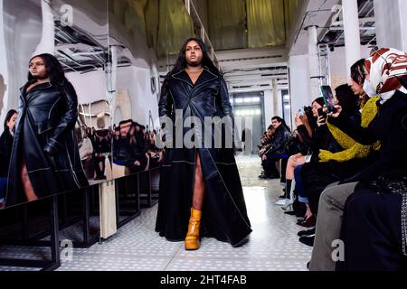 Milan, Italien. 26th Feb, 2022. TRUSSARDI Fall/Winter 2022-23 Runway during Milan Fashion Week, February 2022 - Milan, Italy. 26/02/2022 Credit: dpa/Alamy Live News Stock Photo