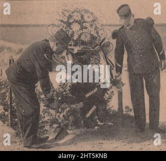 English officers lying in French soil in the cemetery. French officers wreath ' For the English soldiers - French commemoration' ADDITIONAL-RIGHTS-CLEARANCE-INFO-NOT-AVAILABLE AND EXPIRED. Stock Photo