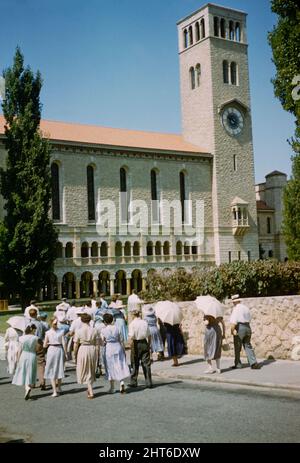 People walking towards Winthrop Hall Clock Tower building, University of Western Australia, Perth, Australia 1956 Stock Photo