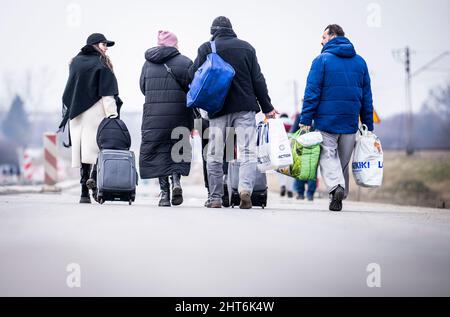 Przemysl, Poland. 27th Feb, 2022. Refugee Ukrainians walk from Shehyni in Ukraine to Medyka in Poland after crossing the border. Many Ukrainians leave the country after military actions by Russia on Ukrainian territory. Credit: Michael Kappeler/dpa/Alamy Live News Stock Photo