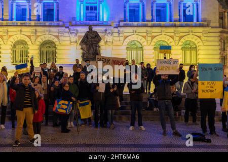 Protesters seen holding placards during a demonstration in support of the Ukrainians, against the Russian military invasion at Avenida dos Aliados in Porto. (Photo by Diogo Baptista / SOPA Images/Sipa USA) Stock Photo