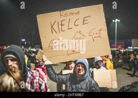 Przemysl, Poland. 26th Feb, 2022. Polish volunteers wait for refugees and offer free transport and accommodation in their hometowns, like here in Kielce. Many Ukrainians leave the country after military actions by Russia on Ukrainian territory. Credit: Michael Kappeler/dpa/Alamy Live News Stock Photo