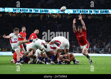 London, UK. 26th Feb, 2022. Harry Randell of England (l) in action. Guinness Six Nations championship 2022 match, England v Wales at Twickenham Stadium in London on Saturday 26th February 2022. pic by Andrew Orchard/Andrew Orchard sports photography/ Alamy Live News Credit: Andrew Orchard sports photography/Alamy Live News