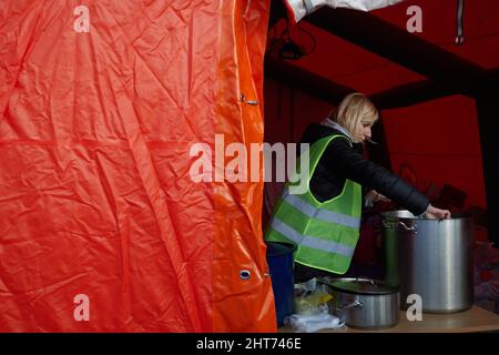 Przemysl, Poland. 26th Feb, 2022. A staff member prepares food for people from Ukraine in Przemysl, Poland, Feb. 26, 2022. Credit: Meng Dingbo/Xinhua/Alamy Live News Stock Photo