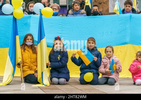 Madrid, Spain. 27th Feb, 2022. Children are seen holding Ukrainian flags and balloons in Ukrainian colours during an anti-war demonstration in Plaza de España, Madrid.Ukrainian supporters gather in Plaza de España, Madrid on the fifth day after Russia attacked the territory of Ukraine to protest the war. (Photo by Atilano Garcia/SOPA Images/Sipa USA) Credit: Sipa USA/Alamy Live News Stock Photo