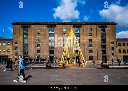 London, United Kingdom - Granary Square and the Central Saint Martins  building in King's Cross Stock Photo - Alamy