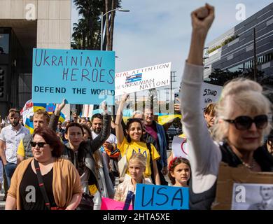 Los Angeles, California, USA. 27th Feb, 2022. Hundreds of people from the Ukrainian American community in Los Angeles and their supporters gathered at the intersection of Santa Monica and Sepulveda Boulevards in Westwood to protest against Russia's invasion of Ukraine. (Credit Image: © Jill Connelly/ZUMA Press Wire)