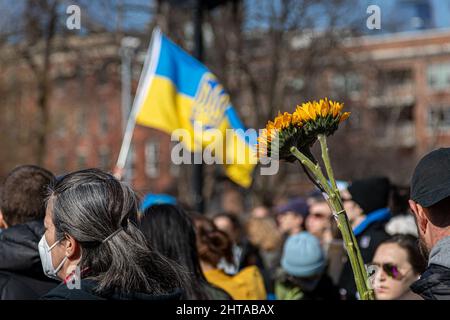 New York, USA. 27th Feb, 2022. Hundreds gather in Manhattan's Washington Square Park to denounce the Russian invasion and to show their support for USA. (Photo by Michael Nigro/Pacific Press) Credit: Pacific Press Media Production Corp./Alamy Live News Stock Photo