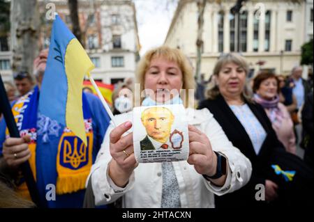 Seville, Spain. 27th Feb, 2022. A Ukrainian woman shows a toilet paper roll with the face of Russian president Vladimir Putin. Ukrainian citizens living in Seville made a demonstration to support their country and government and against the Russian invasion and Vladimir Putin. (Photo by Ángel García/Pacific Press/Sipa USA) Credit: Sipa USA/Alamy Live News Stock Photo