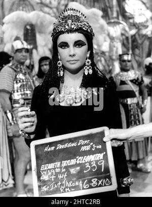 ELIZABETH TAYLOR in CLEOPATRA (1963), directed by JOSEPH L. MANKIEWICZ. Credit: 20TH CENTURY FOX / Album Stock Photo