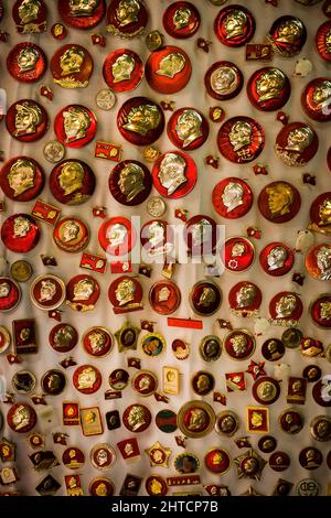 Lapel pins and badges, many featuring likenesses of Chairman Mao, for sale in Cat Street Markets, Sheung Wan, Hong Kong Island, 2007 Stock Photo