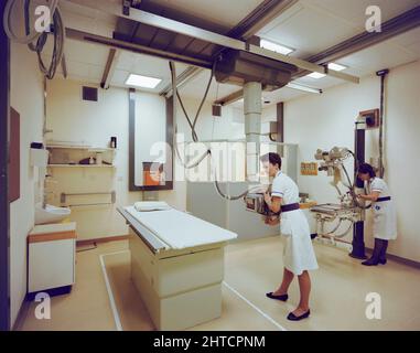 St George's Hospital, Blackshaw Road, Tooting, Wandsworth, London, 11/11/1988. Two radiographers adjusting x-ray equipment at St George's Hospital, Tooting. Stock Photo