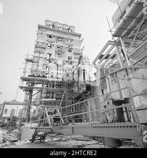 Vintners Place, Upper Thames Street, Queenhithe, London, 31/05/1990. A view from below of the south end of the facade of Thames House braced with a supporting steel frame during the construction of Vintners Place. The Queen Street Place facade of Thames House was preserved and incorporated into the Vintners Place development with the rear of the building being demolished. The northern end of Thames House, on the corner of Upper Thames Street, was separated off and renamed Five Kings House. Stock Photo