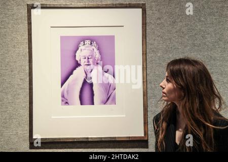 London UK 28 February 2022 Chris Levine ,Lightness of Being (Crystal edition) 2018, Est £ 8,000-12,000 Paul Quezada-Neiman/Alamy Live News Stock Photo