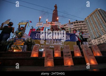 Manila, Philippines. 28th Feb, 2022. Filipino activists light candles and hold signs with the colors of the Ukrainian flag as they rally in reaction to Russia's invasion of Ukraine in a protest at the Boy Scouts Circle in Quezon City, Philippines on Monday. February 28, 2022. Credit: ZUMA Press, Inc./Alamy Live News Stock Photo