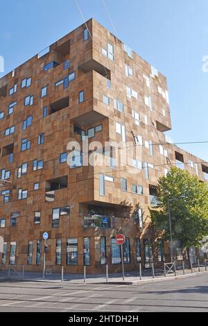 Square Pey Berland, a large modern apartment building in Bordeaux,  mostly 8 storeys, something of a Lego-look, various shades of brown stone cladding Stock Photo
