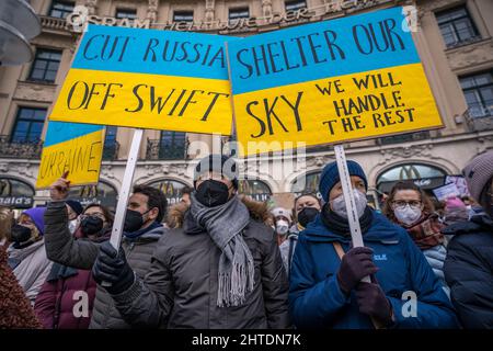 Crowd calls for sanctions against Russia after war launched in Ukraine Stock Photo