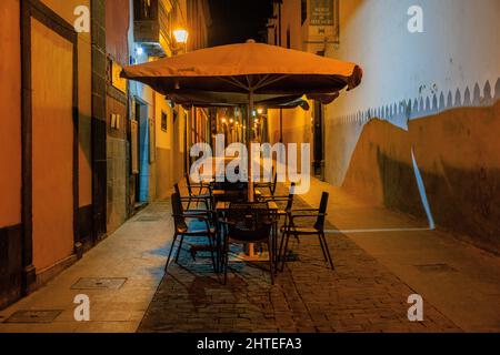 atmospheric scene of an empty street cafe calle del espiritu santo las palmas gran canaria Stock Photo