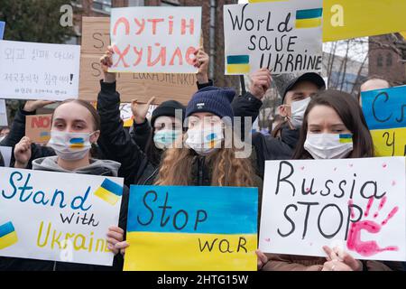 Seoul, South Korea. 28th Feb, 2022. Ukrainian citizens living in South Korea hold placards during a protest against Russia's attack in Ukraine outside of Russian embassy in Seoul. Credit: SOPA Images Limited/Alamy Live News Stock Photo