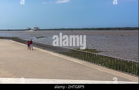 A couple strolling along el Gran Malecón del Río Magdalena, Barranquilla, Colombia. Stock Photo