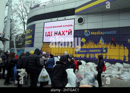 Non Exclusive: DNIPRO, UKRAINE - FEBRUARY 28, 2022 - The phrase used by Zmiinyi Island defenders is seen on the screen outside the coordination centre Stock Photo