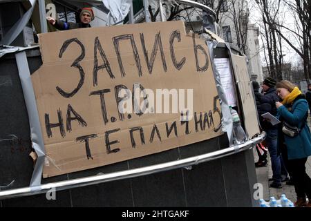 Non Exclusive: DNIPRO, UKRAINE - FEBRUARY 28, 2022 - A placard encourages to join the Territorial Defence Force outside the coordination centre for vo Stock Photo